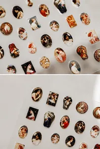 Detalle macro de pegatinas 3D de resina para uñas con pinturas al óleo y retratos clásicos