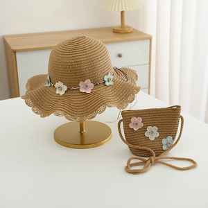 Détail d'un chapeau de paille et sac bandoulière avec fleurs 3D pour petites filles