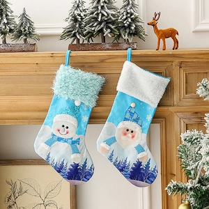 Leuchtende blaue Weihnachtssocken mit Weihnachtsmann und Schneemann am Holzkamin