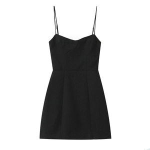 Robe courte noire chic à décolleté en cœur et silhouette trapèze élégante