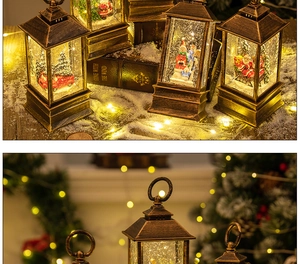 Gros plan sur lanterne de Noël vintage en bronze avec scène de Père Noël et lueur chaude