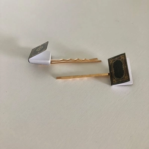 Barrettes pour amoureux des livres avec motifs de livres sur épingles dorées élégantes