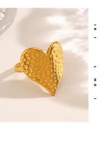 Détail d'une bague coeur plaquée or 18 carats avec une texture en métal martelé unique
