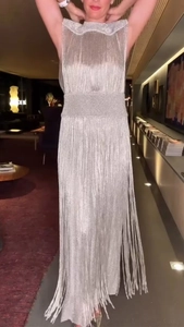 Détail de la robe argentée sans manches avec corsage texturé et longues franges