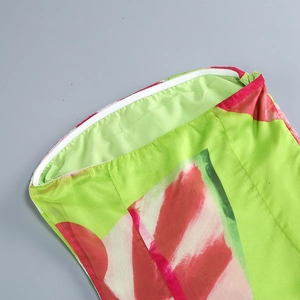 Détail de la doublure lisse et de la fermeture éclair sur une robe à fleurs chic