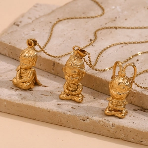 Trois colliers avec pendentif singe Wukong en acier inoxydable plaqué or 18 carats