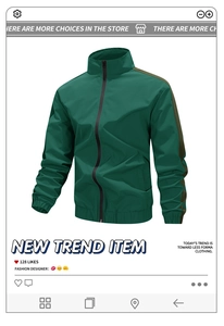 Dettaglio giacca sportiva verde scuro con collo alto, strisce olive e cerniera lampo