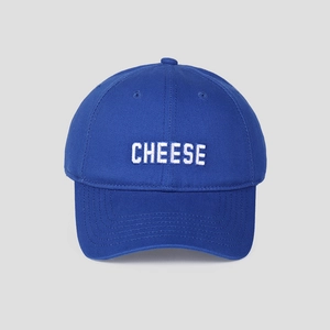 Detailaufnahme einer blauen Baumwoll-Basecap mit weißem CHEESE-Stickmuster