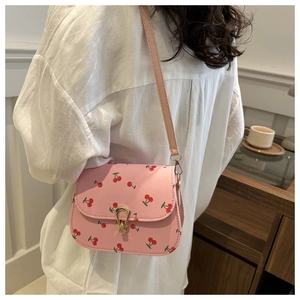 Detailansicht der rosa Satteltasche mit Kirschprint, Metallschnalle und langem Schultergurt