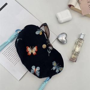 Pochette à lunettes en coton noir avec broderie papillon et cordon de transport bleu