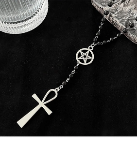 Détail du collier gothique en perles noires avec croix Ankh et pendentif pentagramme