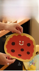 Gros plan d'un tapis isolant doux en forme de biscuit montrant sa texture absorbante