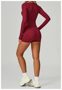 Détail d'un ensemble de yoga bordeaux avec haut à manches longues et short taille haute
