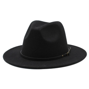 Dettaglio del cappello fedora nero in feltro con cinturino in pelle e fibbia dorata
