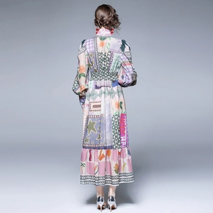 Elegante abito lungo retrò con collo alto, maniche a sbuffo e stampa vintage colorata