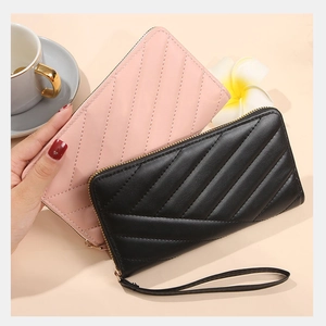 Details gesteppter Leder-Geldbörsen in Pink und Schwarz mit Handschlaufe und Reißverschluss