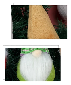 Detail der gestrickten Wichtelmütze und des weißen Kunstpelzbarts auf Weihnachtsschmuck