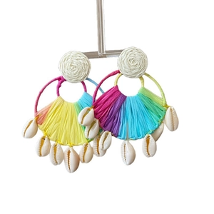 Orecchini a cerchio in rafia colorata intrecciata con conchiglie bianche per vacanza