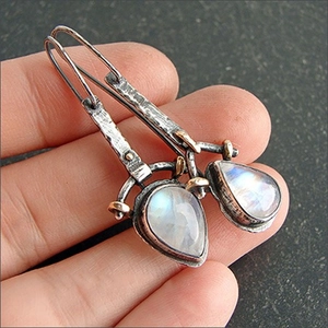 Pendientes retro de piedra lunar en forma de pera con acabado en plata antigua