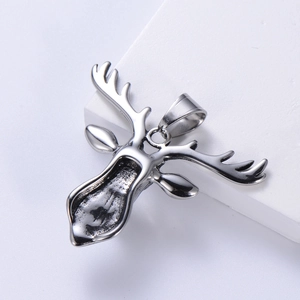 Détail macro du pendentif tête d'élan en argent vintage aux textures métalliques