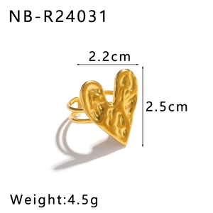 Dettaglio dell'anello a cuore in oro 18K con trama martellata e misure dimensionali