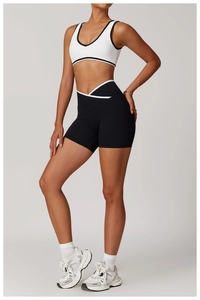 Vue latérale du haut de sport et short à taille en V blanche pour fitness et yoga