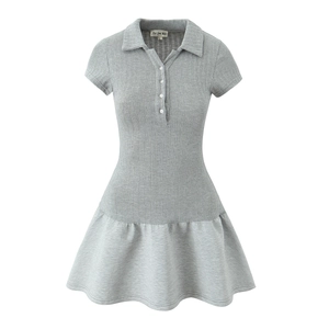 Robe polo en maille grise à manches courtes avec boutons blancs et ourlet à volants