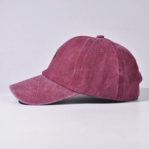 Vista laterale di un cappellino da baseball in cotone lavato vintage con fragola