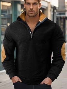 Detail eines Herren-Sweatshirts mit kontrastierenden Ellbogen-Patches und Stehkragen