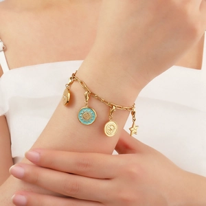 Bracciale a maglie dorate in acciaio con ciondoli a sole, stella e bussola in smalto blu