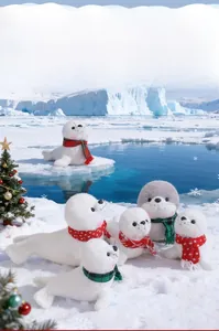 Détail de peluches otaries avec écharpes de Noël sur fond de décor glacier