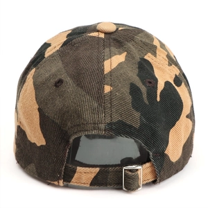 Vue arrière de la casquette de baseball camouflage vintage avec boucle en métal réglable