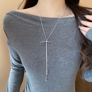 Détail du collier à nœud argenté avec pampilles goutte d'eau sur un mannequin