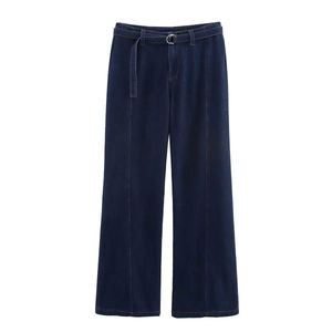 Détail du pantalon large en denim bleu foncé avec pli marqué et ceinture à boucle en D