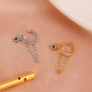 Ohrklemme mit Stern-Anhänger, blauem Zirkonia und langer goldener Gliederkette