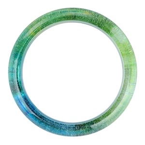 Dettaglio di un bracciale in resina sfumata blu-verde con glitter argentati fini