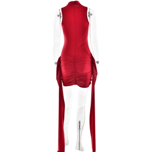 Détail du dos froncé et des rubans latéraux sur une mini-robe rouge sans manches