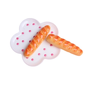 Miniatures de baguettes françaises en résine sur assiette pour maison de poupée