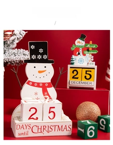 Dettaglio macro del calendario dell'avvento in legno a pupazzo di neve con blocchi data