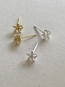 Detailed view of 925 sterling silver flower stud earrings in gold and silver finishes