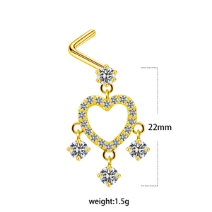 Détail du piercing de nez coeur doré avec zircons blancs, longueur 22mm et poids 1,5g