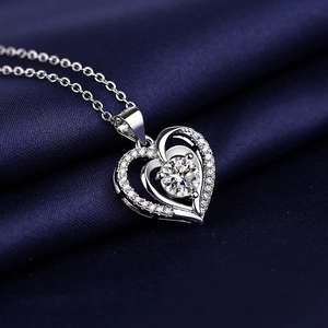 Collana doppia a cuore in argento con pietra moissanite su seta blu scuro