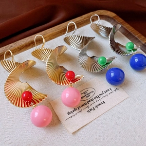 Französische Vintage-Metall-Spiralohrringe mit bunten Perlen in Gold und Silberoptik