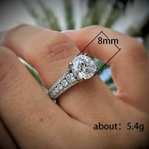 Anello solitario classico in zircone da 8mm con finitura oro bianco sulla mano