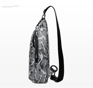 Vue latérale du sac bandoulière camouflage gris avec sangle ajustable et poche latérale