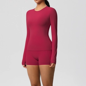 Détail du haut de yoga à manches longues et du short de sport ajusté couleur prune foncé