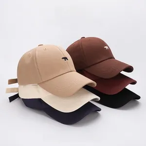 Détail des casquettes en sergé de coton avec broderie petit ours polaire soignée