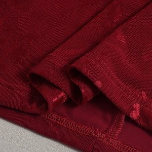 Detailaufnahme der dunkelroten Mesh-Spitze mit feiner Textur und floralem Muster
