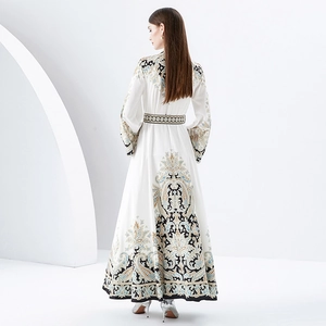 Longue robe imprimée élégante avec manches évasées et ceinture assortie, vue de dos