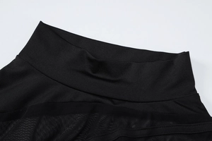 Détail d'un body en résille montrant un col montant en tricot et un tissu transparent